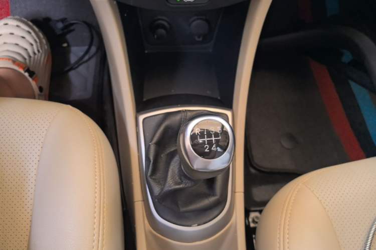 Used Hyundai Verna (older generation) 2014 1.4L Manual Smart GLS Trim Gear Lever