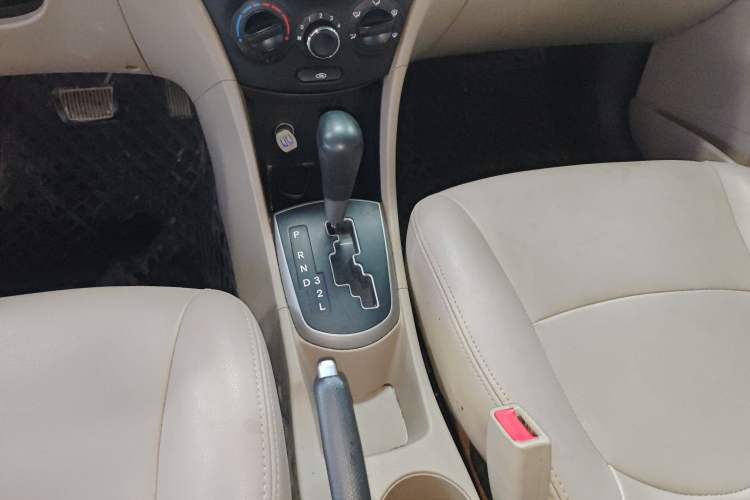 Used Hyundai Verna (older generation) 2014 1.4L Automatic Leading-Edge GLX Gear Lever