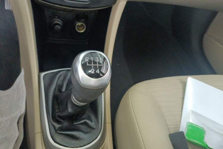 Used Hyundai Verna (older generation) 2014 1.4L Manual Smart GLS Trim Gear Lever