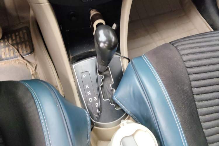 Used Hyundai Verna (older generation) 2014 1.4L Automatic Smart GLS Gear Lever