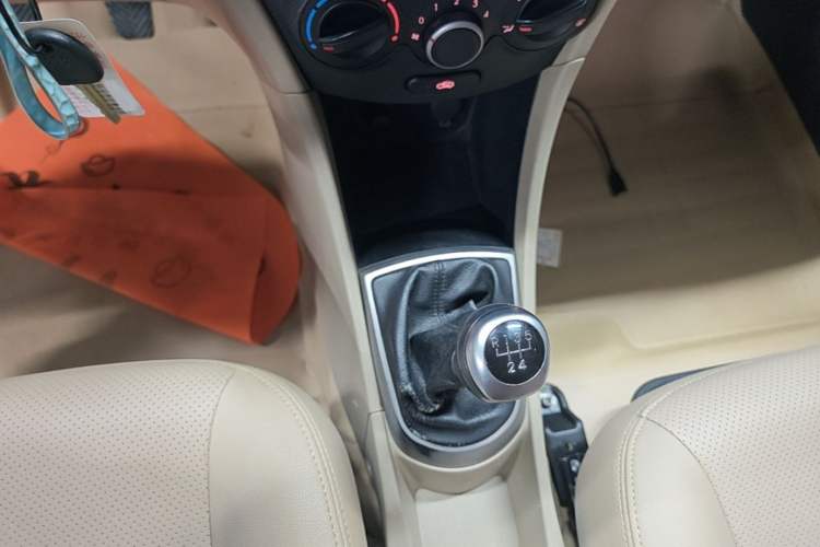 Used Hyundai Verna (older generation) 2014 1.4L Manual Smart GLS Trim Gear Lever