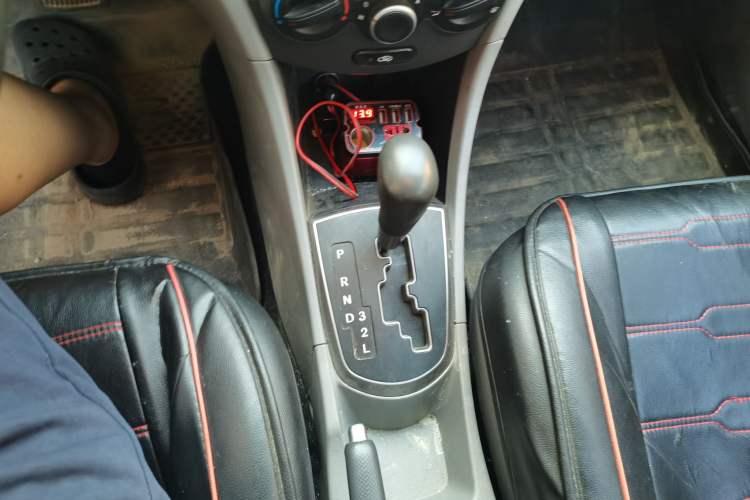 Used Hyundai Verna (older generation) 2014 1.4L Automatic Fashion GS Model Gear Lever