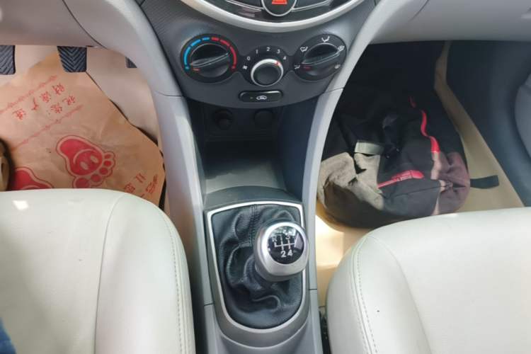 Used Hyundai Verna (older generation) 2014 1.4L Manual Smart GLS Trim Gear Lever