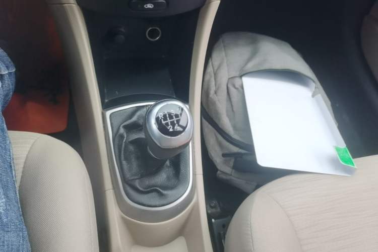 Used Hyundai Verna (older generation) 2014 1.4L Manual Smart GLS Trim Gear Lever