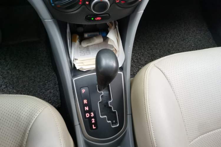 Used Hyundai Verna (older generation) 2014 1.4L Automatic Smart GLS Gear Lever