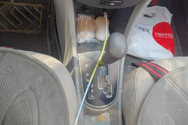 Used Hyundai Verna (older generation) 2014 1.4L Automatic Smart GLS Gear Lever