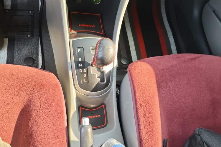 Used Hyundai Verna (older generation) 2014 1.4L Automatic Smart GLS Gear Lever