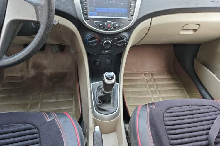 Used Hyundai Verna (older generation) 2014 1.4L Manual Fashion GS Model Gear Lever