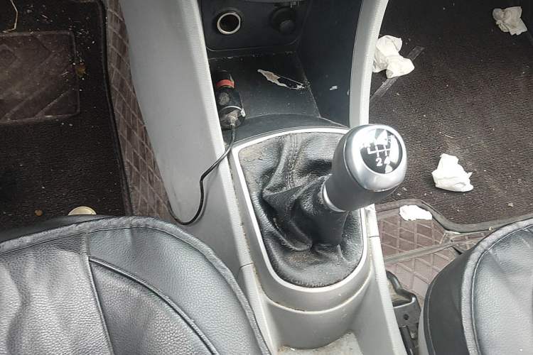 Used Hyundai Verna (older generation) 2014 1.4L Manual Fashion GS Model Gear Lever