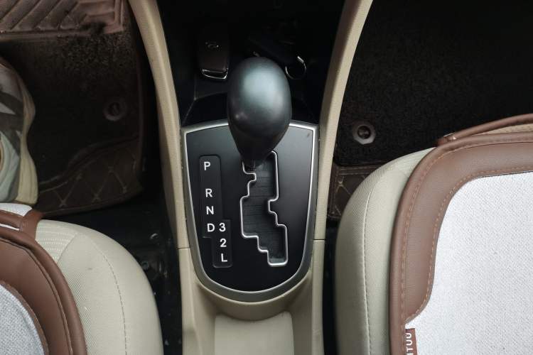 Used Hyundai Verna (older generation) 2014 1.4L Automatic Leading-Edge GLX Gear Lever