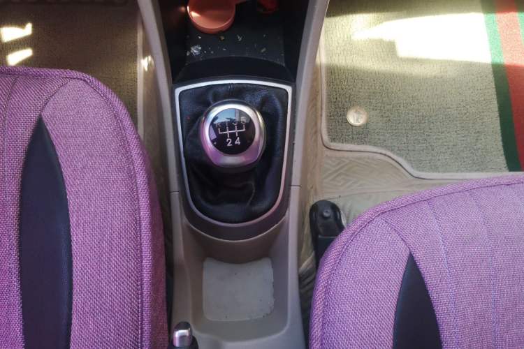 Used Hyundai Verna (older generation) 2014 1.4L Manual Smart GLS Trim Gear Lever
