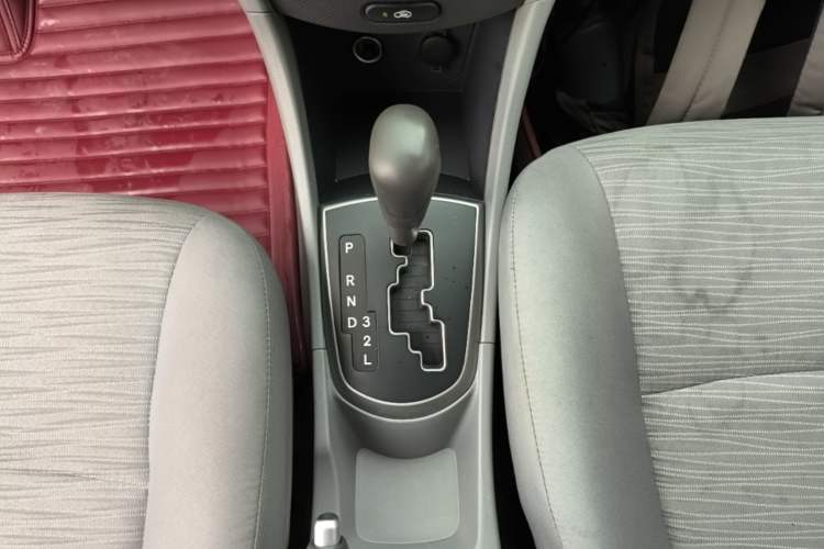Used Hyundai Verna (older generation) 2014 1.4L Automatic Smart GLS Gear Lever