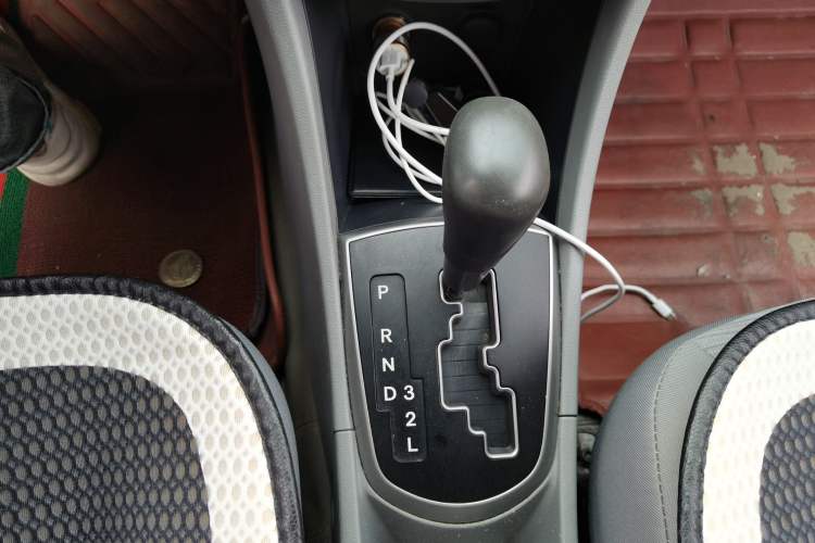 Used Hyundai Verna (older generation) 2014 1.4L Automatic Smart GLS Gear Lever