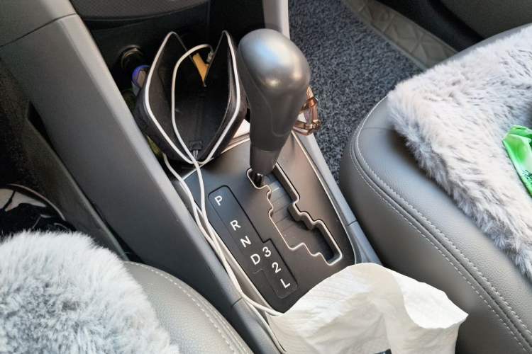 Used Hyundai Verna (older generation) 2014 1.4L Automatic Smart GLS Gear Lever