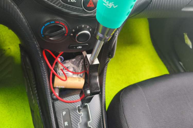 Used Hyundai Verna (older generation) 2014 1.4L Automatic Leading-Edge GLX Gear Lever
