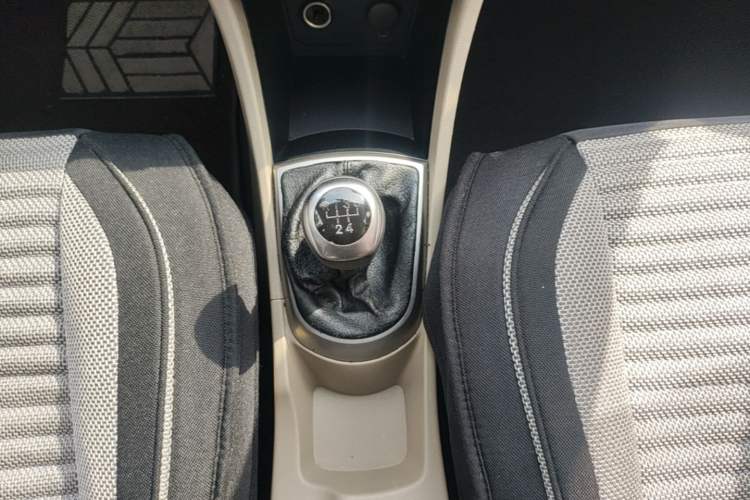 Used Hyundai Verna (older generation) 2014 1.4L Manual Smart GLS Trim Gear Lever