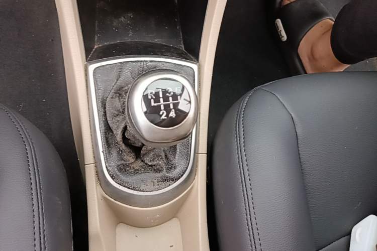 Used Hyundai Verna (older generation) 2014 1.4L Manual Smart GLS Trim Gear Lever