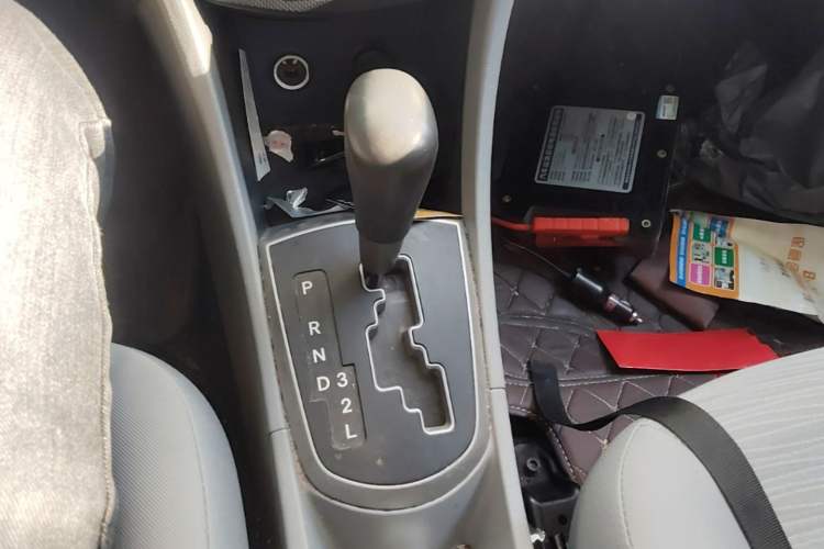 Used Hyundai Verna (older generation) 2014 1.4L Automatic Smart GLS Gear Lever