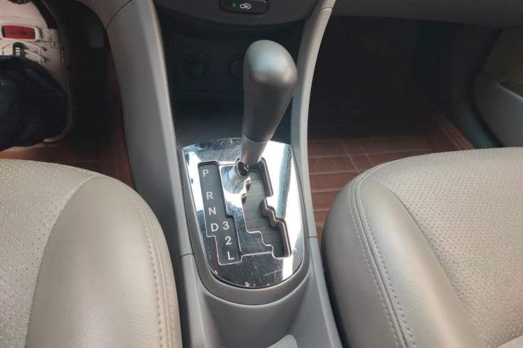 Used Hyundai Verna (older generation) 2014 1.4L Automatic Smart GLS Gear Lever