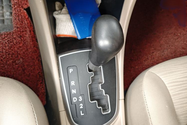 Used Hyundai Verna (older generation) 2014 1.4L Automatic Smart GLS Gear Lever