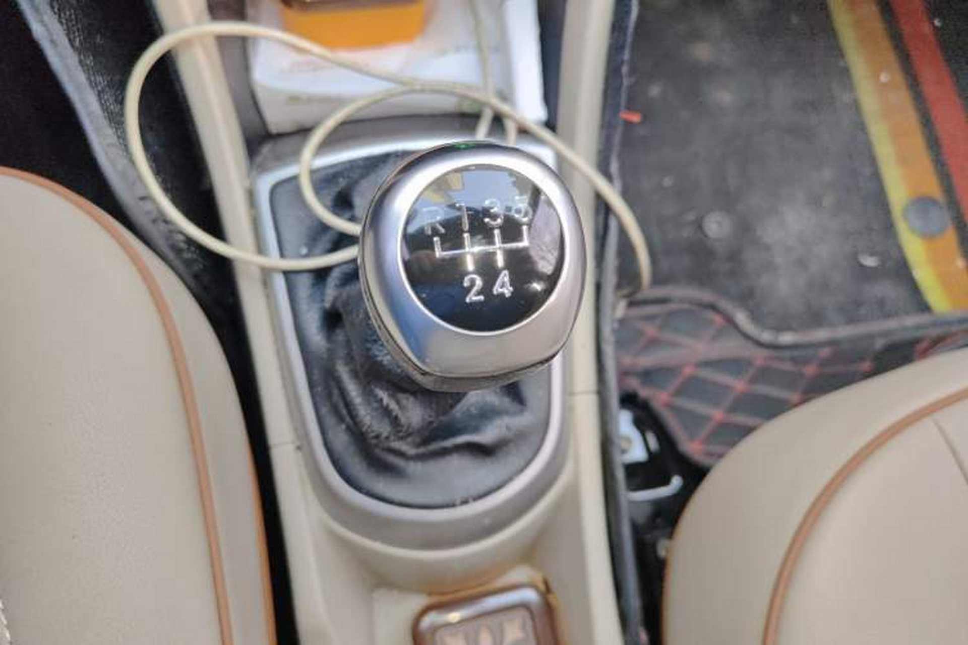 Used Hyundai Verna (older generation) 2014 1.4L Manual Smart GLS Trim Gear Lever