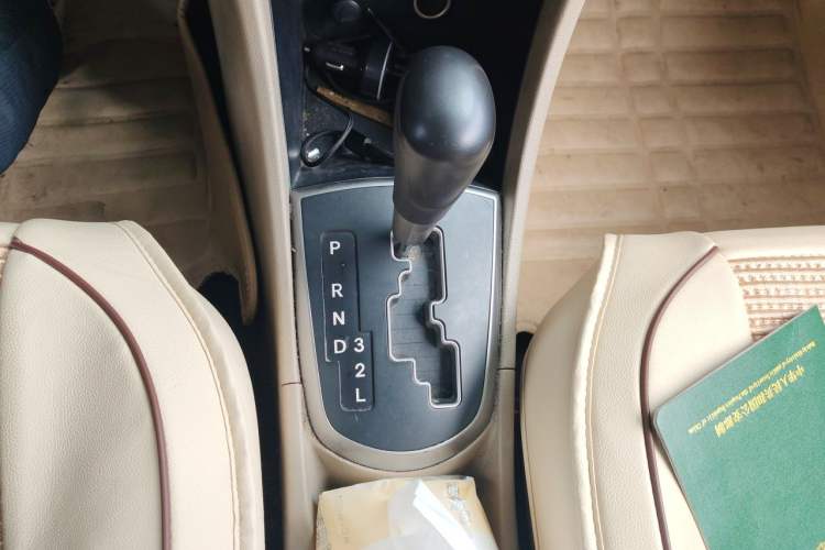 Used Hyundai Verna (older generation) 2014 1.4L Automatic Smart GLS Gear Lever
