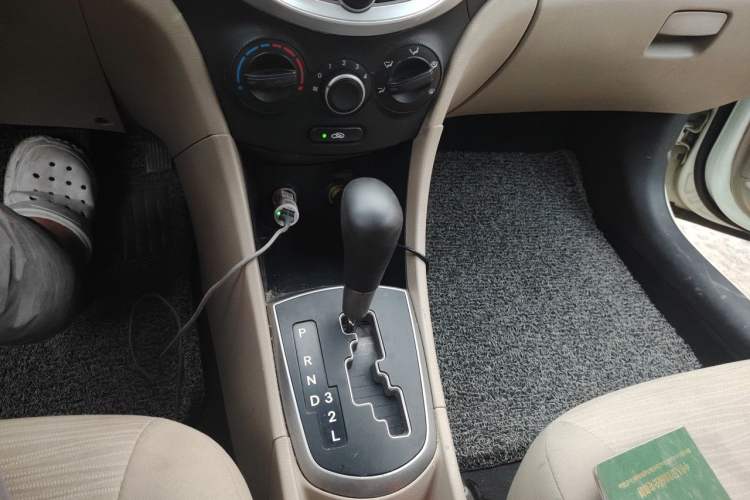 Used Hyundai Verna (older generation) 2014 1.4L Automatic Leading-Edge GLX Gear Lever