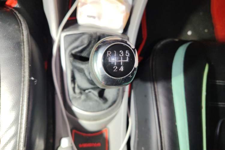 Used Hyundai Verna (older generation) 2014 1.4L Manual Smart GLS Trim Gear Lever