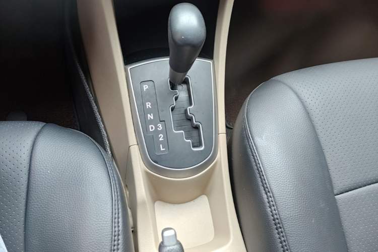 Used Hyundai Verna (older generation) 2014 1.4L Automatic Smart GLS Gear Lever