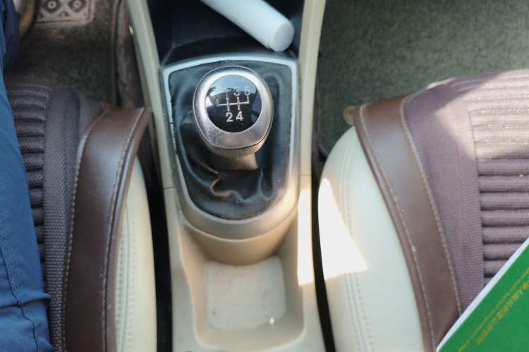 Used Hyundai Verna (older generation) 2014 1.4L Manual Smart GLS Trim Gear Lever