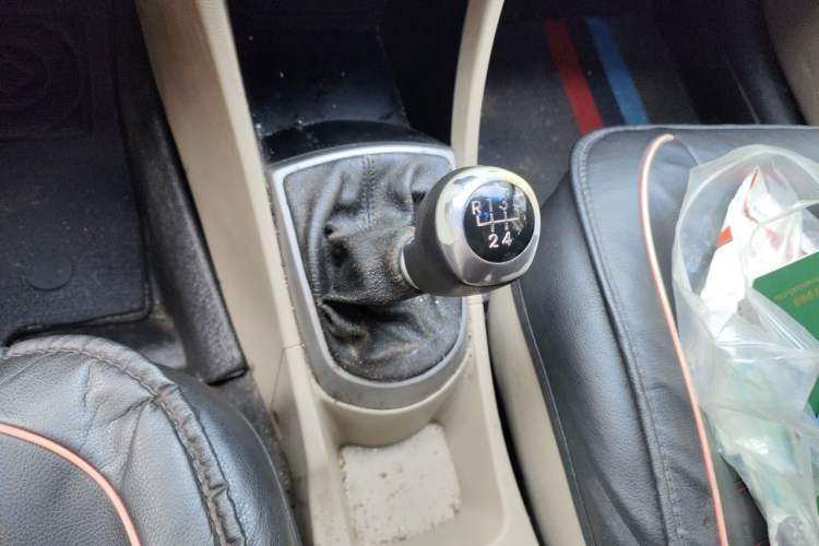 Used Hyundai Verna (older generation) 2014 1.4L Manual Smart GLS Trim Gear Lever