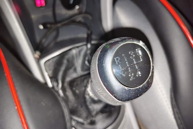 Used Hyundai Verna (older generation) 2014 1.4L Manual Smart GLS Trim Gear Lever