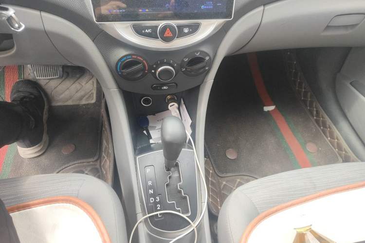 Used Hyundai Verna (older generation) 2014 1.4L Automatic Smart GLS Gear Lever