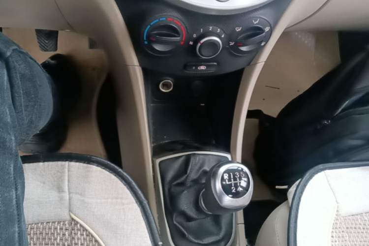 Used Hyundai Verna (older generation) 2014 1.4L Manual Smart GLS Trim Gear Lever