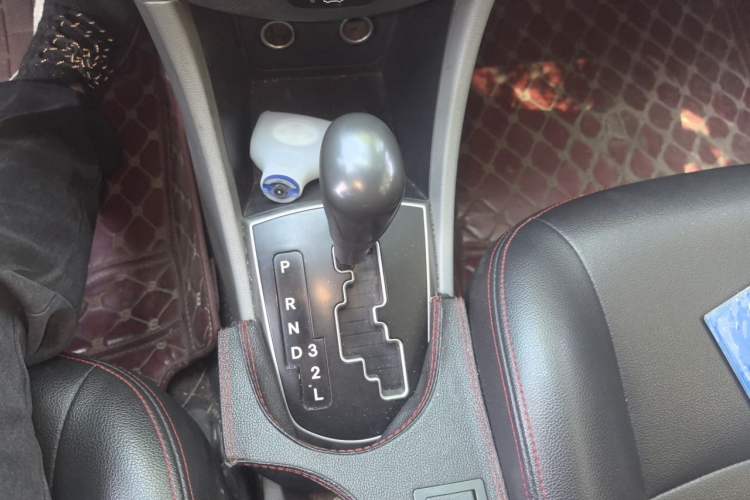 Used Hyundai Verna (older generation) 2014 1.4L Automatic Smart GLS Gear Lever