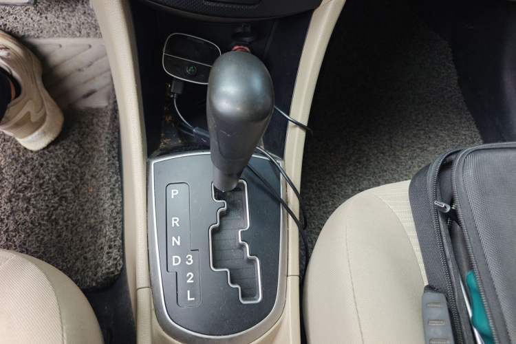 Used Hyundai Verna (older generation) 2014 1.4L Automatic Smart GLS Gear Lever