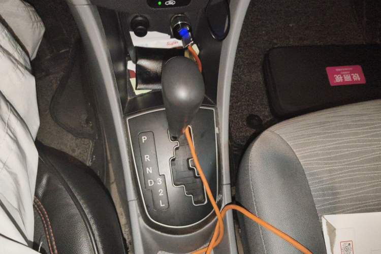 Used Hyundai Verna (older generation) 2014 1.4L Automatic Leading-Edge GLX Gear Lever