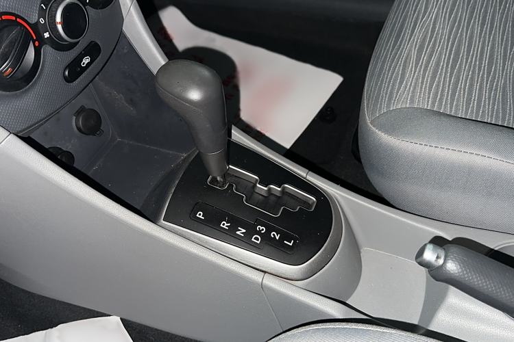 Used Hyundai Verna (older generation) 2014 1.4L Automatic Smart GLS Gear Lever