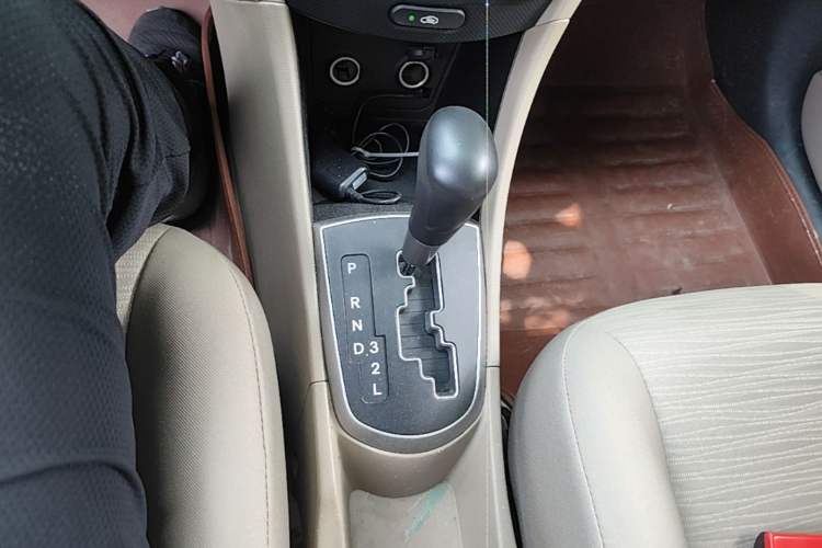Used Hyundai Verna (older generation) 2014 1.4L Automatic Smart GLS Gear Lever