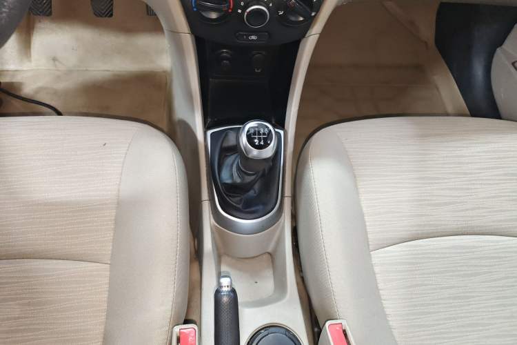 Used Hyundai Verna (older generation) 2014 1.4L Manual Smart GLS Trim Gear Lever