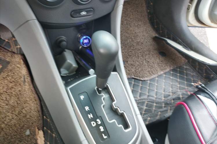 Used Hyundai Verna (older generation) 2014 1.4L Automatic Smart GLS Gear Lever