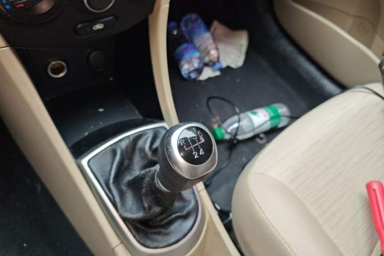 Used Hyundai Verna (older generation) 2014 1.4L Manual Smart GLS Trim Gear Lever