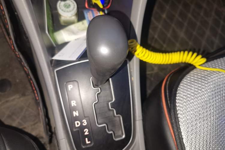 Used Hyundai Verna (older generation) 2014 1.4L Automatic Fashion GS Model Gear Lever