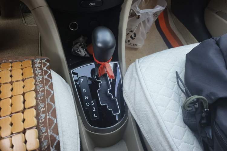 Used Hyundai Verna (older generation) 2014 1.6L Automatic Leading-Edge GLX Gear Lever