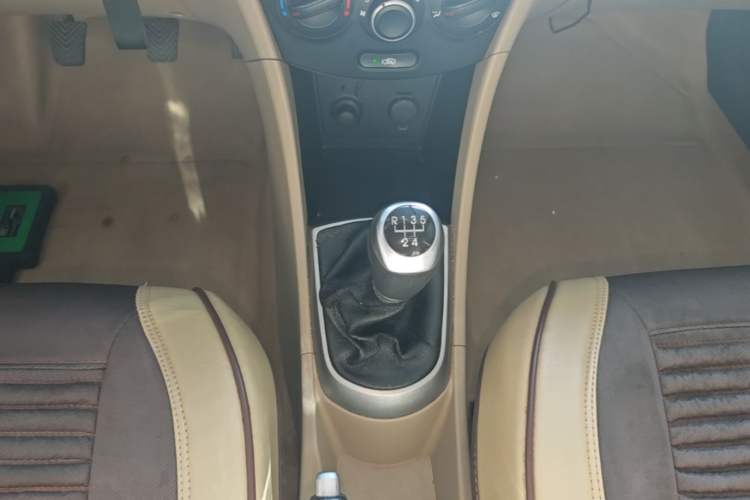 Used Hyundai Verna (older generation) 2014 1.4L Manual Smart GLS Trim Gear Lever