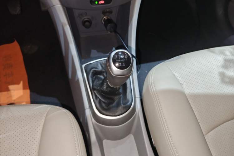 Used Hyundai Verna (older generation) 2014 1.4L Manual Smart GLS Trim Gear Lever