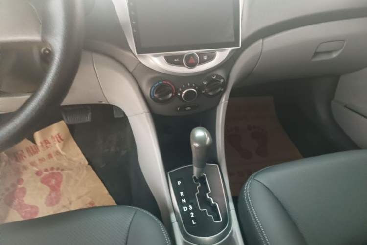 Used Hyundai Verna (older generation) 2014 1.4L Automatic Smart GLS Gear Lever