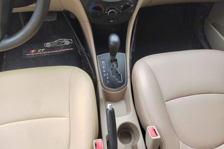 Used Hyundai Verna (older generation) 2014 1.4L Automatic Fashion GS Model Gear Lever