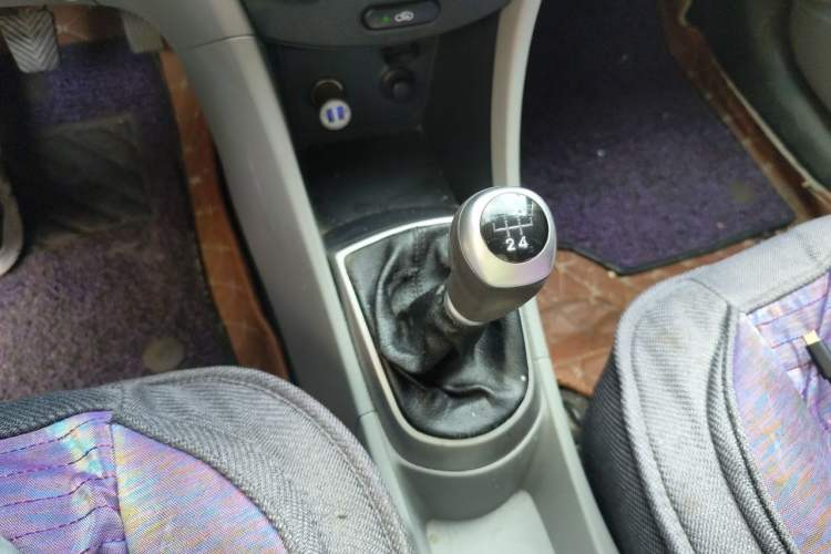 Used Hyundai Verna (older generation) 2014 1.4L Manual Smart GLS Trim Gear Lever