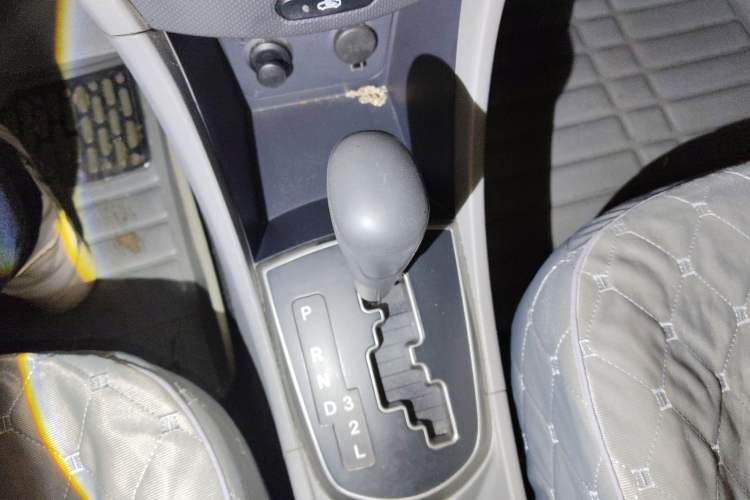Used Hyundai Verna (older generation) 2014 1.4L Automatic Smart GLS Gear Lever